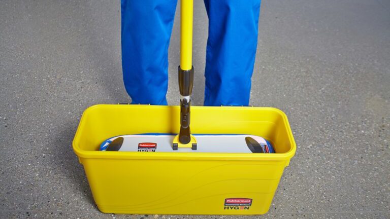 Rubbermaid HYGEN Yellow 20-Pad Charging Bucket