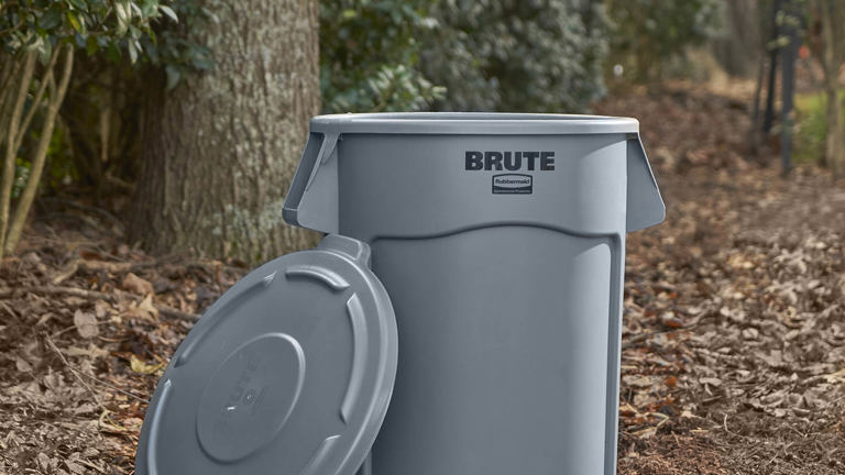 Rubbermaid Commercial BRUTE Trash Can Flat With Lid